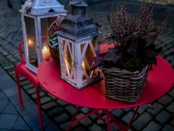 Выборочный фокус на столешнице стеклянной свечи, запечатленной на темной улице в немецком городе Ахен