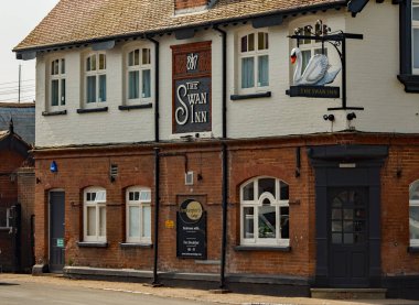 Boynuz, Norfolk, İngiltere - Nisan 222 2019. Norfolk 'taki Broads köyü Horning' deki Bure Nehri 'ne yakın bir meyhane olan Swan Inn' in resimli editör fotoğrafı.. 