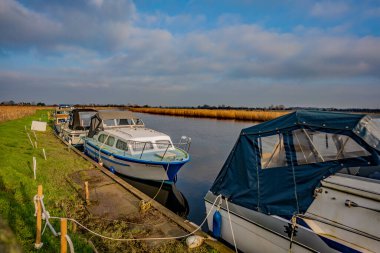 Tekneler Acle, Norfolk 'taki Yare nehrinin kıyısına demirledi.