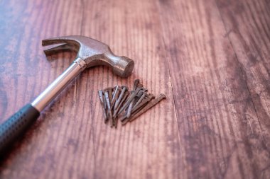 Pençe çekicine ve yumuşak odaklı paslı çivi yığınına odaklan.