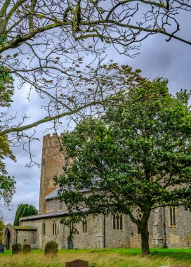 Wittonn, Norfolk, İngiltere - 24 Ekim 2020. Witton 'un Norfolk köyündeki St. Margarets Kilisesi' nin illüstrasyon fotoğrafı.