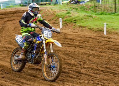 Lyng, Norfolk, İngiltere - 10 Mart 2019. Lyng, Norfolk 'taki Cadders Hill' de İngiliz Motokros Şampiyonası 'nın illüstrasyon fotoğrafı. Bir Yamaha binicisi köşesine oyulmuş derin monotonlukları geçici olarak tartışır..