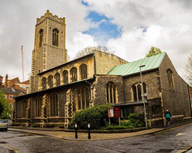 Norwich, Norfolk, İngiltere - 28 Nisan 2019. St George Church, Colegate, Norwich 'in illüstrasyon fotoğrafı. Ortaçağ 'ın Norwich şehrindeki pek çok tarihi kiliseden sadece biri..