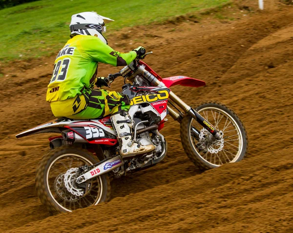 Lyng, Norfolk, İngiltere - 10 Mart 2019. Lyng, Norfolk 'taki Cadders Hill' de İngiliz Motokros Şampiyonası 'nın illüstrasyon fotoğrafı. Honda binicisi dikkatli bir şekilde yarışçıların pistine oyulmuş rut ve yalakları müzakere ediyor..