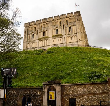 Norwich, Norfolk, İngiltere - 28 Nisan 2019. Norwich Norfolk 'taki tarihi Norwich Kalesi' nin illüstrasyon fotoğrafı. Bu kale bir zamanlar şehri korumak için kullanılırdı, ancak şimdi bir müze..