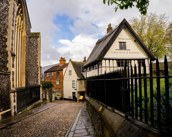 Norwich, Norfolk, İngiltere - 28 Nisan 2019. Norwich, Norfolk 'taki Elm Tepesi' nin ortaçağ ve tarihi kaldırımlı sokaklarına bakan bir manzaranın resmedilmiş resmi. Elm Tepesi, Norwich 'in en eski caddesi..