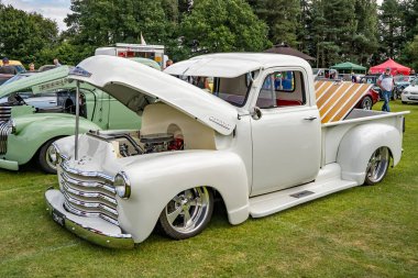 Wroxham, Norfolk, İngiltere - 21 Temmuz 2019. Klasik bir Chevrolet kamyonunun Wroxham 'daki geleneksel araba fuarında sergilenen kaputunun yan görüntüsü.,