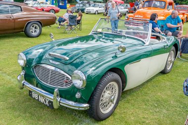 Wroxham, Norfolk, İngiltere - 21 Temmuz 2019. Wroxham 'daki geleneksel araba fuarında gösterilen Austin Healey 3000 model üstü açılır arabanın ön görüntüsü.