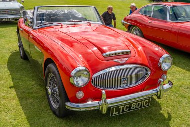 Wroxham, Norfolk, İngiltere - 21 Temmuz 2019. Klasik araba şovu Wroxham 'da sergilenen Austin Healy 3000 MK3' ün ön görüntüsünün resimli bir resmi.