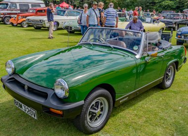 Wroxham, Norfolk, İngiltere - 21 Temmuz 2019. Wroxham 'daki geleneksel klasik ve klasik araba fuarında sergilenen klasik bir MG Cüce spor arabasının ön görüntüsü.