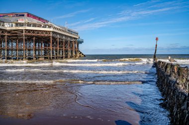Cromer, Norfolk, İngiltere - Kasım 09 2019. Cromer İskelesi 'nin yanında yer alan, Cromer, Norfolk' un kıyı kasabasının ünlü Viktorya dönemi simgelerinden birinin illüstrasyon fotoğrafı.