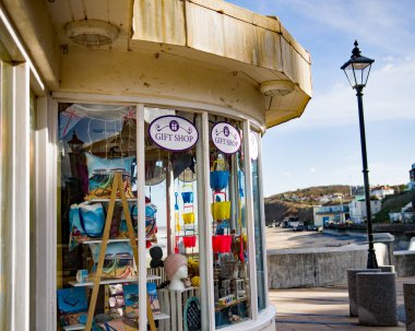 Cromer, Norfolk, İngiltere - Mart 04: 19. Cromer rıhtımının girişindeki hediyelik eşya dükkanının illüstrasyon fotoğrafı.