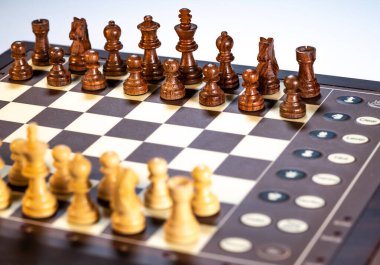 Siyah parçalar üzerine seçici odaklı elektronik satranç seti