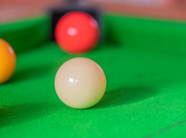 Beyaz bilardo topuna odaklan. Kırmızı top bilardo masasının köşesine odaklansın.