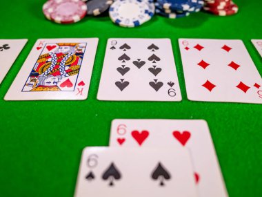 Norwich, Norfolk, İngiltere - 16 Şubat 2020. Texas Holdem pokerinin kapanışının resmedilmiş bir resmi. Delik kartları ve poker çipleriyle dolu seçici bir odak noktası var.