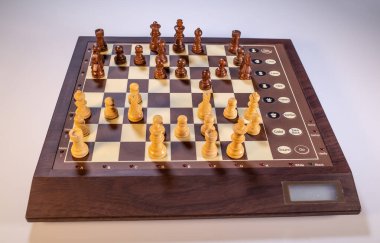 Norwich, Norfolk, İngiltere - 16 Şubat 2020. Beyaz arkaplandaki elektronik satranç tahtasındaki satranç taşlarının yukarıdan aşağı görünümünün resimli editör fotoğrafı.