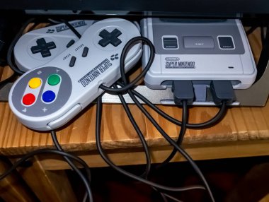 Norwich, Norfolk, İngiltere - 16 Şubat 2020. Super Nintendo ve Control Pads 'in üstten aşağı görünümünün resimli bir resmi.