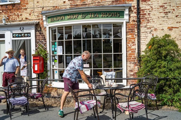 Heydon, Norfolk, İngiltere - 4 Ağustos 2019. Heydon Tea Shop 'un masaları temizlerken ve çok çalışırken çekilmiş resimli bir fotoğrafı.