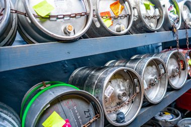 Norwich, Norfolk, İngiltere - Mart 01 2020. Boş bira fıçılarının ve metal fıçıların şehir meyhanesinin dışındaki bir sokakta toplandığı illüstrasyon fotoğrafı.