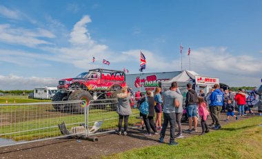 Santa Pod, Bedfordshire, İngiltere - 18 Ağustos 2019. Santa Pod kalkış pistinde düzenlenen Ulusal Canavar Kamyonu yarışmasında Kızıl Ejder 'e binmek için kuyruğa giren insanların resmi.