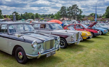 Wroxham, Norfolk, İngiltere - 21 Temmuz 2019. Wroxham, Norfolk 'taki geleneksel klasik ve klasik araba fuarında sergilenen klasik ve deneyimli arabaların olduğu bir dizi editör fotoğrafı.