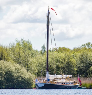 Wroxham, Norfolk, İngiltere - 12 Mayıs 2019. Wroxham Broad 'a demirlemiş Solace adında geleneksel bir Norfolk gazetesi.. 