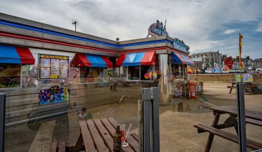 Great Yarmouth, Norfolk, İngiltere - Haziran 01 2019. Great Yarmouth, Norfolk sahilindeki American Diner tarzı restoranın editör fotoğrafı.