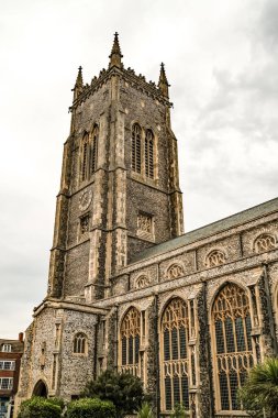 Küçük bir Anglikan kilisesine yakın.