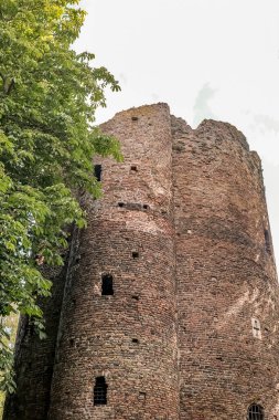 Norwich şehrindeki Wensum Nehri kıyısındaki tarihi İnek Kulesi.