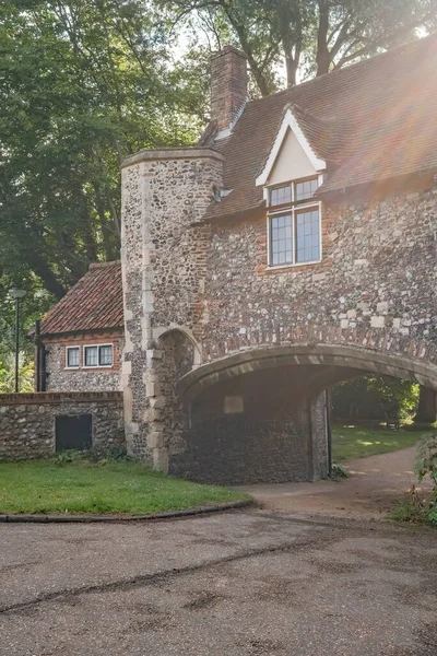 Tarihsel çakmaktaşı, Norwich şehrinde Wensum nehrinin kıyısına feribotu çeker, parlak güneş ışığıyla yıkanır.