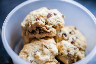 Ev yapımı ve ev yapımı meyveli çörekleri plastik bir kabın içinde, kapalı ve seçici bir odak ve kasıtlı bokeh