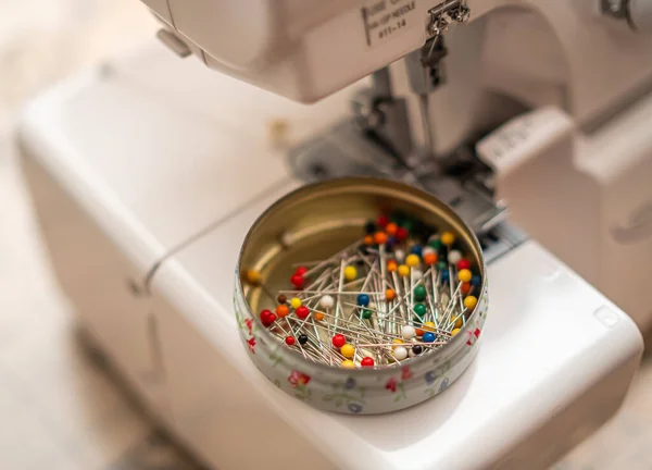 Kasten yakın ve sığ bir odak noktası olan bir kutu dikiş iğnesi.