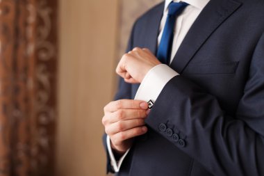 tatlı bir adam siyah kıyafetli bir kol düzeltme