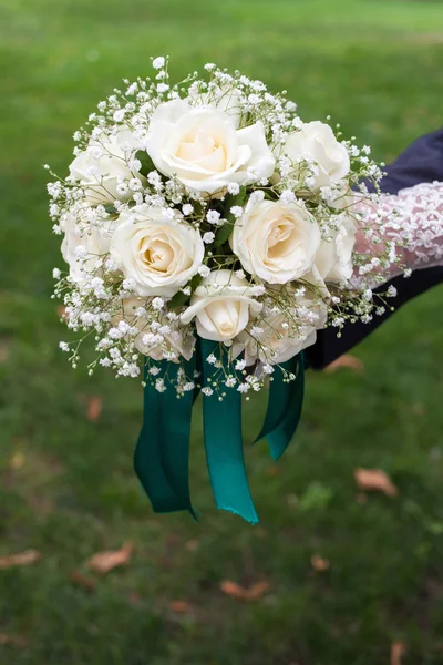 White bouquet in the hands of the bride — Stock Photo, Image