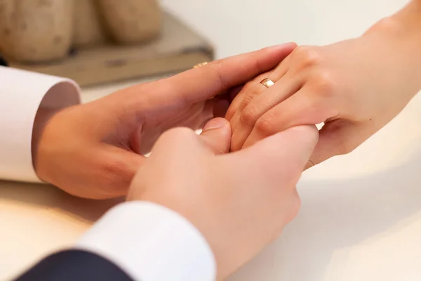 The hand of the bride with a ring in his hand groom — Stock Photo, Image