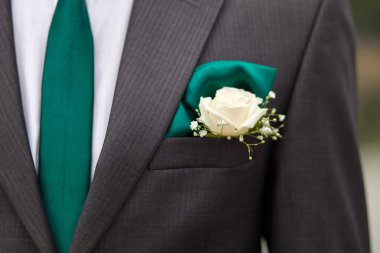 Yeşil kravat ile damat ceket
