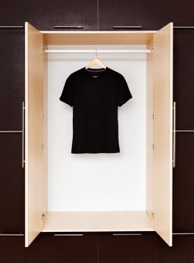 Siyah T-shirt bir dolaba ahşap askı üzerine