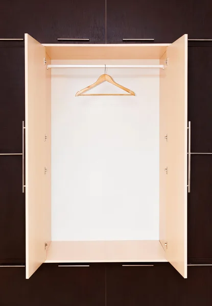 One wooden coat hanger on clothes rail in the closet. Empty — Stock Photo, Image