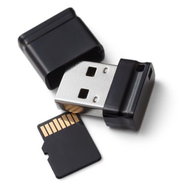 Küçük Usb birden parlamak bellek ve birden parlamak oyun kağıdı. Beyaz bir arka plan üzerinde