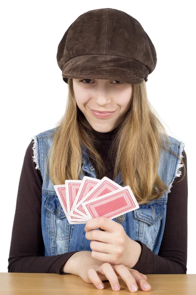 Portrét s úsměvem mladá dívka hraje karty a při pohledu na fotoaparát, ona je velmi spokojen s vítěznou karty v ruce, Studio zastřelil izolované na bílém — Stock fotografie