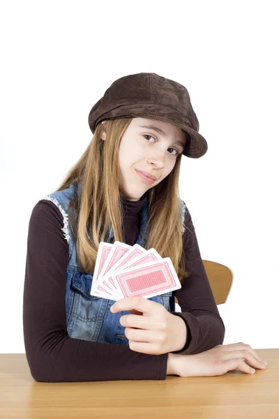 Studio záběr blondýnka s hnědý klobouk hrací karty a při pohledu do kamery, izolované na bílém — Stock fotografie