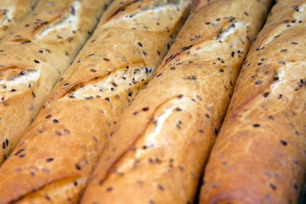 Frisches Baguette mit Sesam — Stockfoto