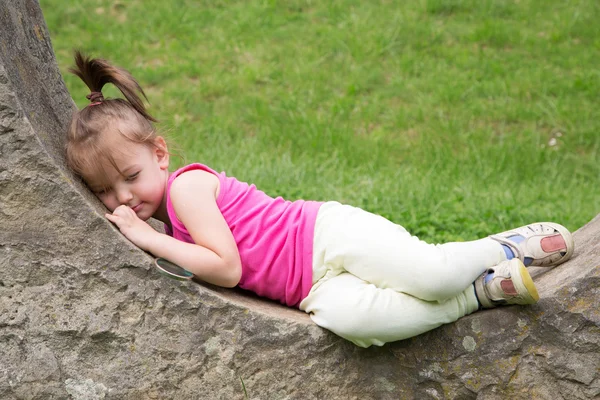 Sleepy Little Girl Resting On The Stonewall In The Park — Stock Photo, Image