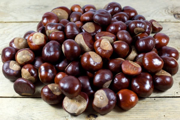 Fresh Chestnuts from an Autumn Harvest on an Old Wooden Table — Stock Photo, Image