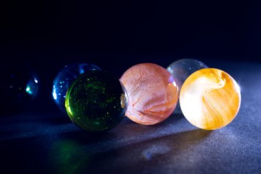Parlak renkli yarı saydam cam topları siyah arka plan
