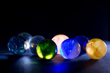 Parlak renkli yarı saydam cam topları siyah arka plan