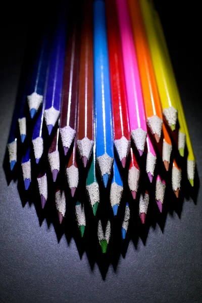 Πυροβολισμό μακρο ακονισμένο πολύχρωμα μολύβια μαύρο φόντο — Φωτογραφία Αρχείου
