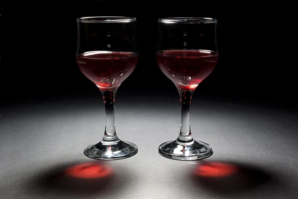 Dois copos de vinho tinto e sua reflexão interessante sobre fundo preto — Fotografia de Stock