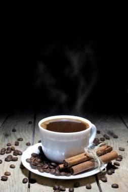 Sıcak siyah kahve iyi güne başlamanın yolu