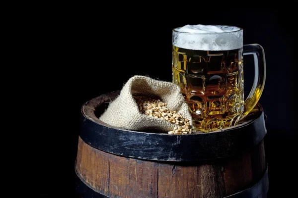 Korsó sör és juta zsák búza hordó elszigetelt fekete — Stock Fotó